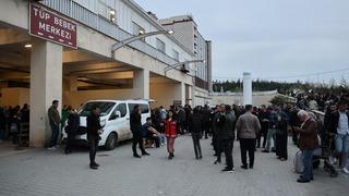 Yaralı öğrencilerin ailelerinin hastane önündeki bekleyişi sürüyor