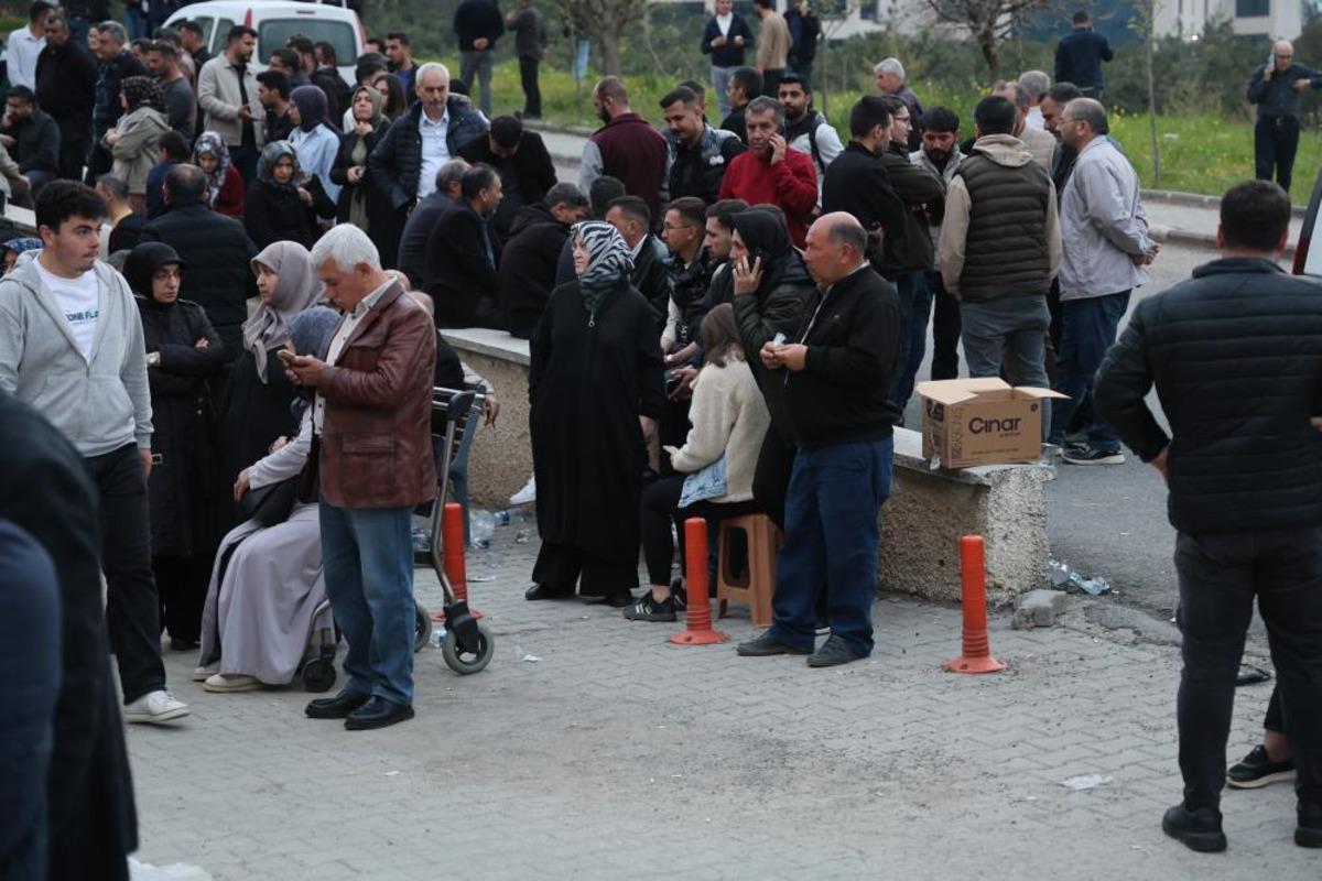 Yaralı öğrencilerin ailelerinin hastane önündeki bekleyişi sürüyor 1