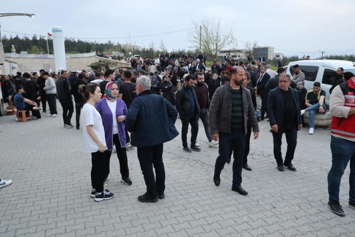 Yaralı öğrencilerin ailelerinin hastane önündeki bekleyişi sürüyor 2
