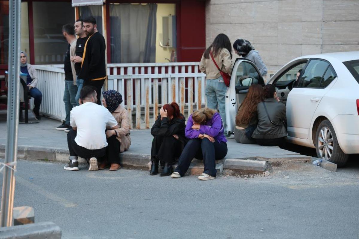 Yaralı öğrencilerin ailelerinin hastane önündeki bekleyişi sürüyor 3