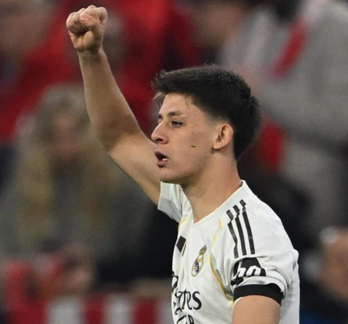 Arda G&uuml;ler, Şampiyonlar Ligi nde yine orta sahadan attı! Bu sefer 35. saniyede... 5