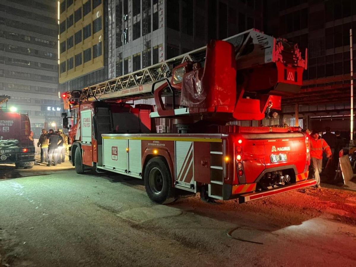 Bah&ccedil;elievler&rsquo;de inşaat halindeki 12 katlı binada yangın paniği 1