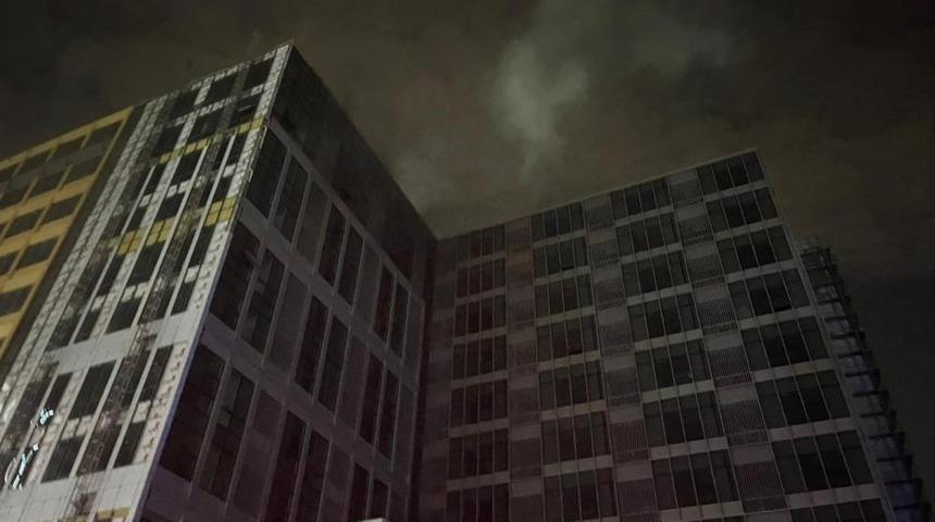 Bah&ccedil;elievler&rsquo;de inşaat halindeki 12 katlı binada yangın paniği