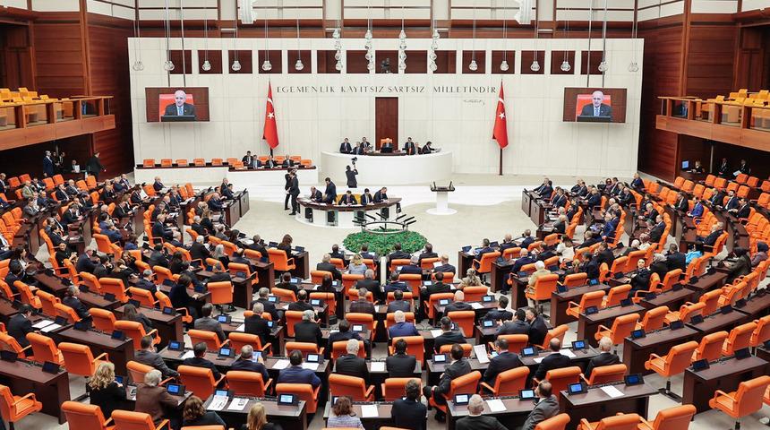 G&uuml;ndem olan konular Meclis&rsquo;te: Doğum izni uzadı mı? 3 madde daha kabul edildi