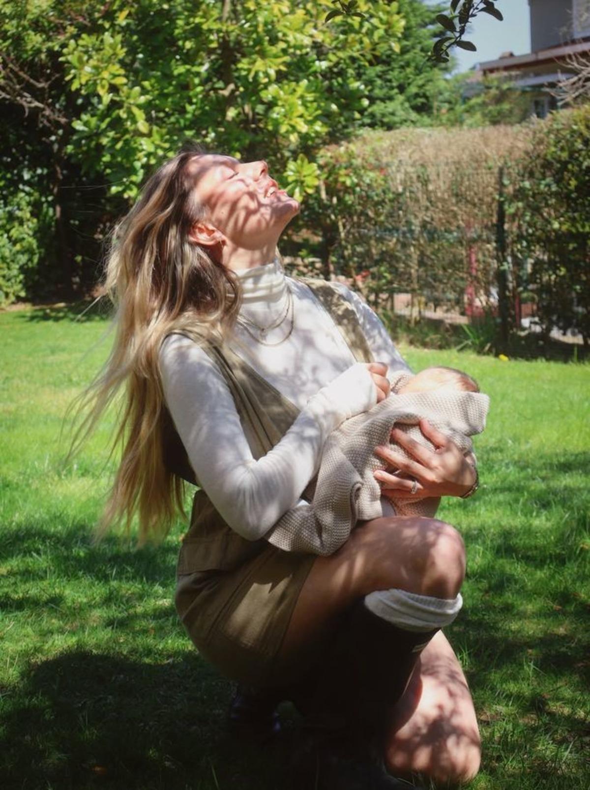 Ege Kökenli minik kızıyla paylaşım yaptı! Beğeni yağdı 4