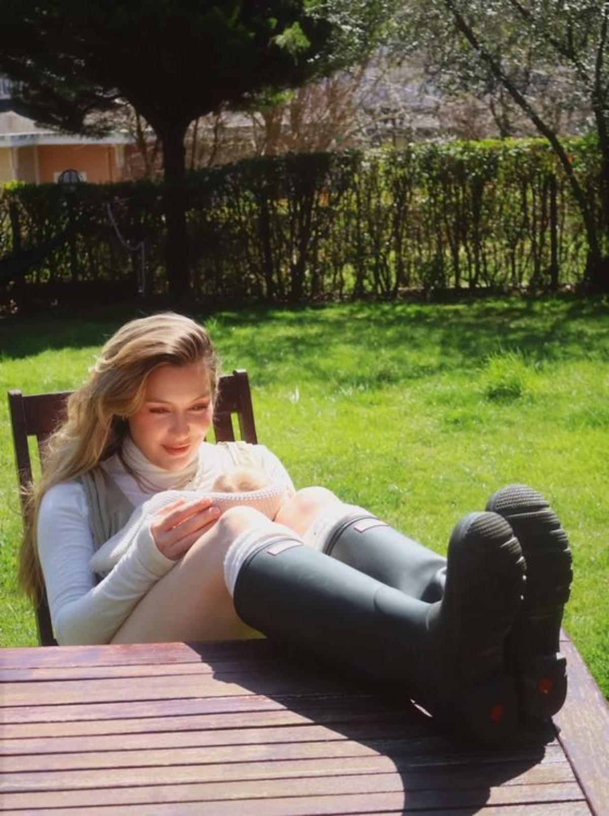 Ege Kökenli minik kızıyla paylaşım yaptı! Beğeni yağdı 5