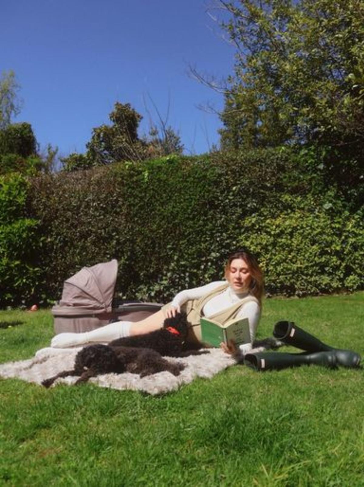 Ege Kökenli minik kızıyla paylaşım yaptı! Beğeni yağdı 3