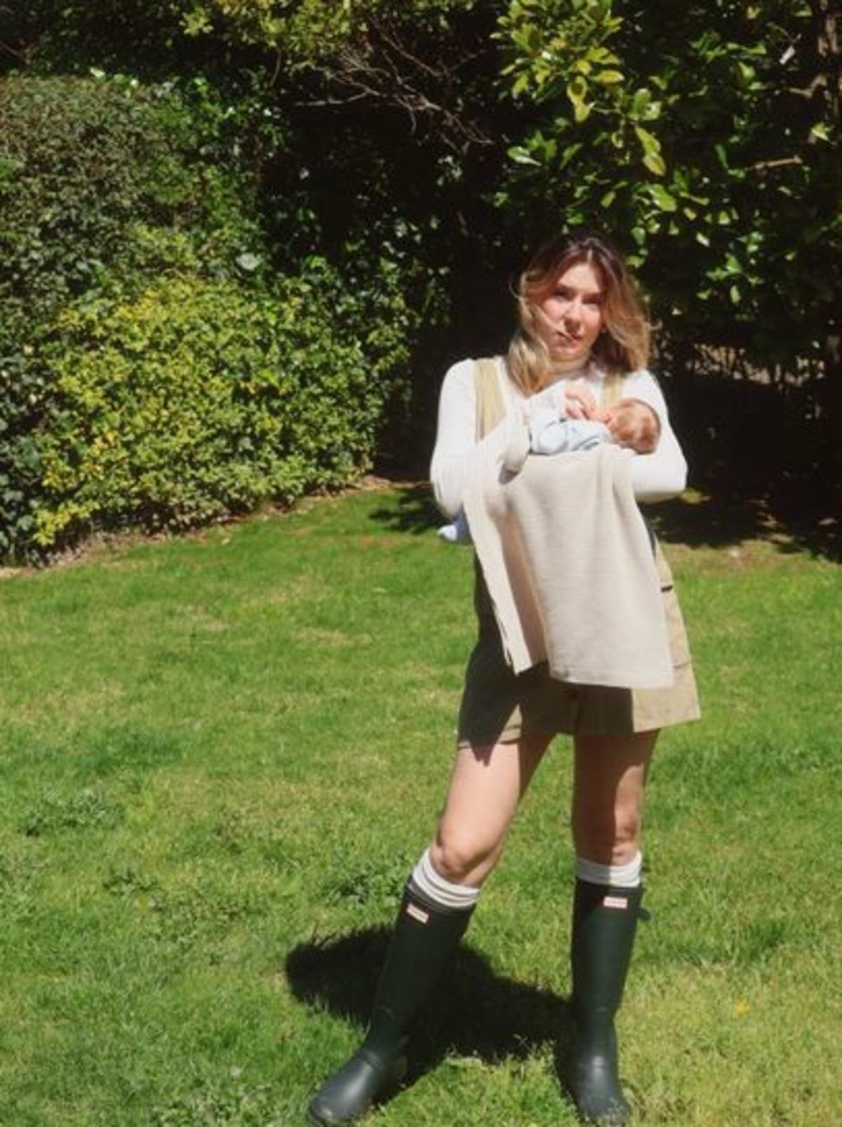 Ege Kökenli minik kızıyla paylaşım yaptı! Beğeni yağdı 1