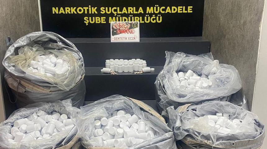 İzmir&rsquo;de durdurulan ara&ccedil;tan 156 bin uyuşturucu hap &ccedil;ıktı