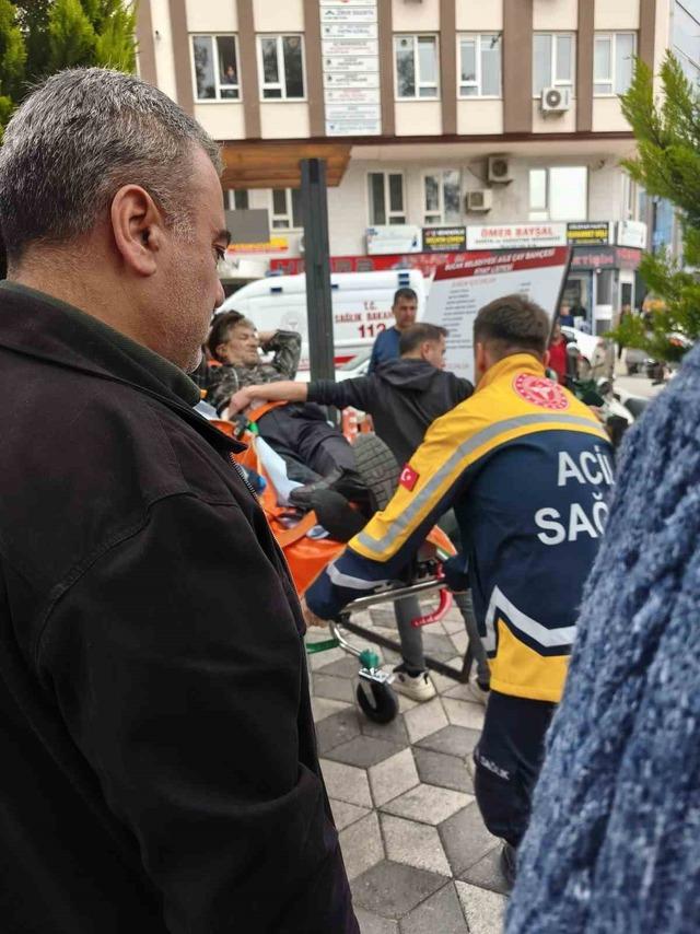 Burdur&rsquo;da &ccedil;ay bah&ccedil;esinde bı&ccedil;aklı kavga: 1 yaralı 1