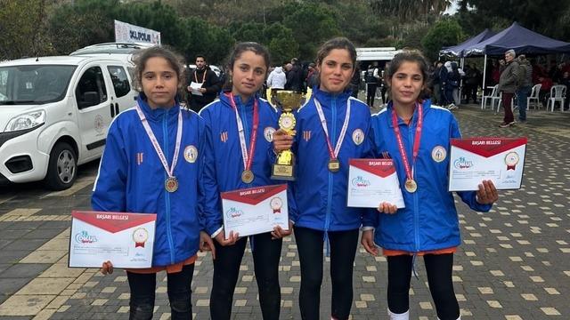 Atletizmde bir ilk: 4 kız kardeş kürsüye çıktı