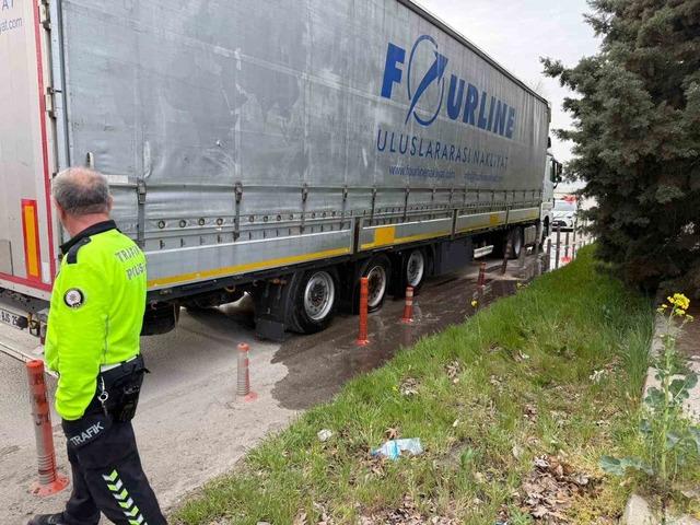 Lastiği patlayan tır yanmaktan son anda kurtarıldı 2