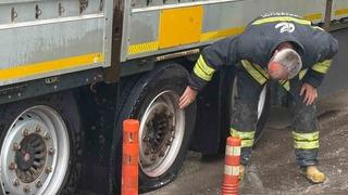 Lastiği patlayan tır yanmaktan son anda kurtarıldı