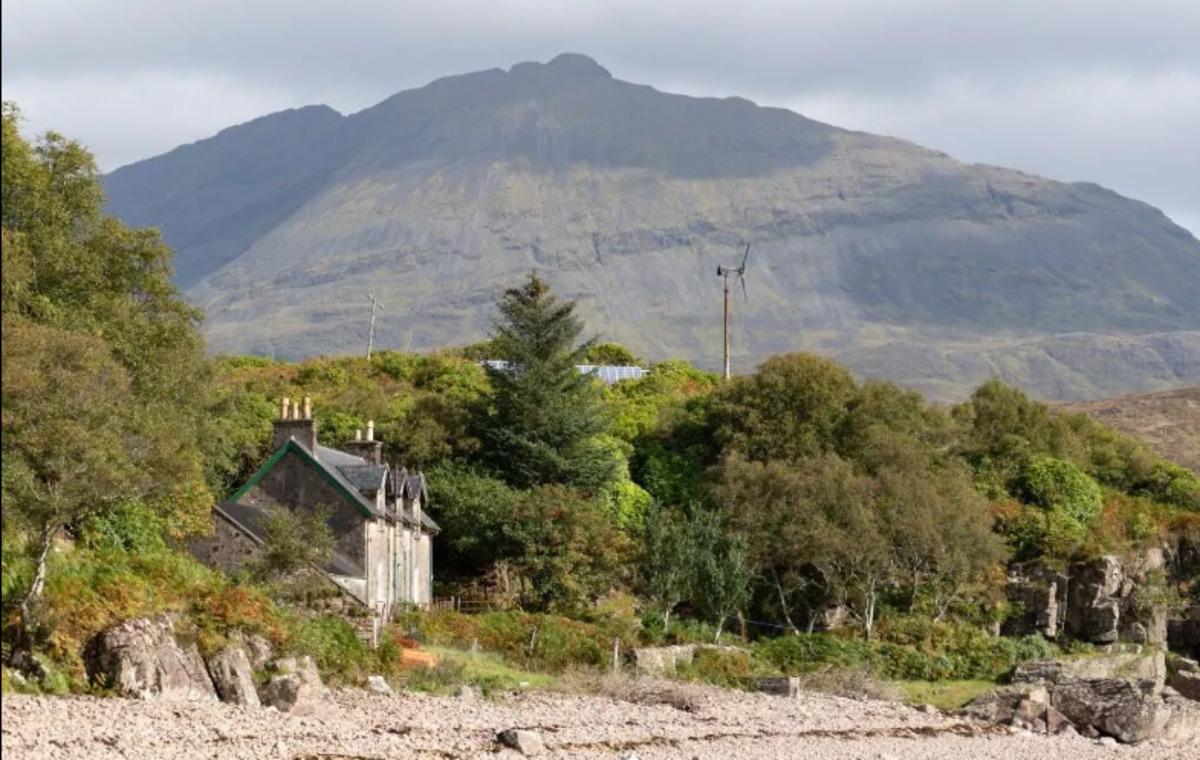Evi alan adanın da sahibi oluyor! İstanbul da apartman dairesi fiyatına İngiltere de ada 1
