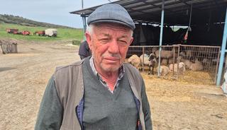 Kahvede ikram edilen i&ccedil;eceği i&ccedil;tikten sonra, soyuldu!