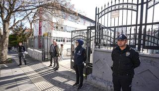 G&uuml;venlik tedbirleri artırıldı! Okul &ouml;nlerine en az iki polis