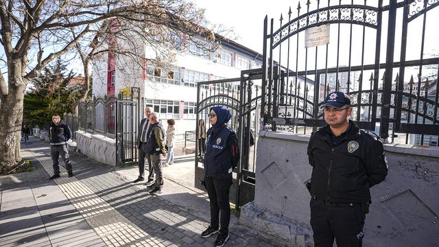 Peş peşe saldırılar sonrası okullarda yeni güvenlik tedbirleri! Okul önlerine en az iki polis