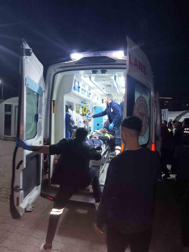 İskenderun&rsquo;da konteyner yangınında 2 kişi dumandan etkilendi 2