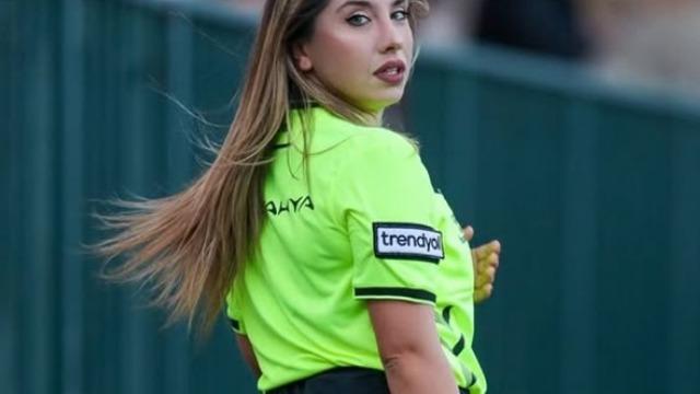 Fenomen hakem Elif Karaarslan telefon şifresini vermedi! Özel fotoğraflar var 