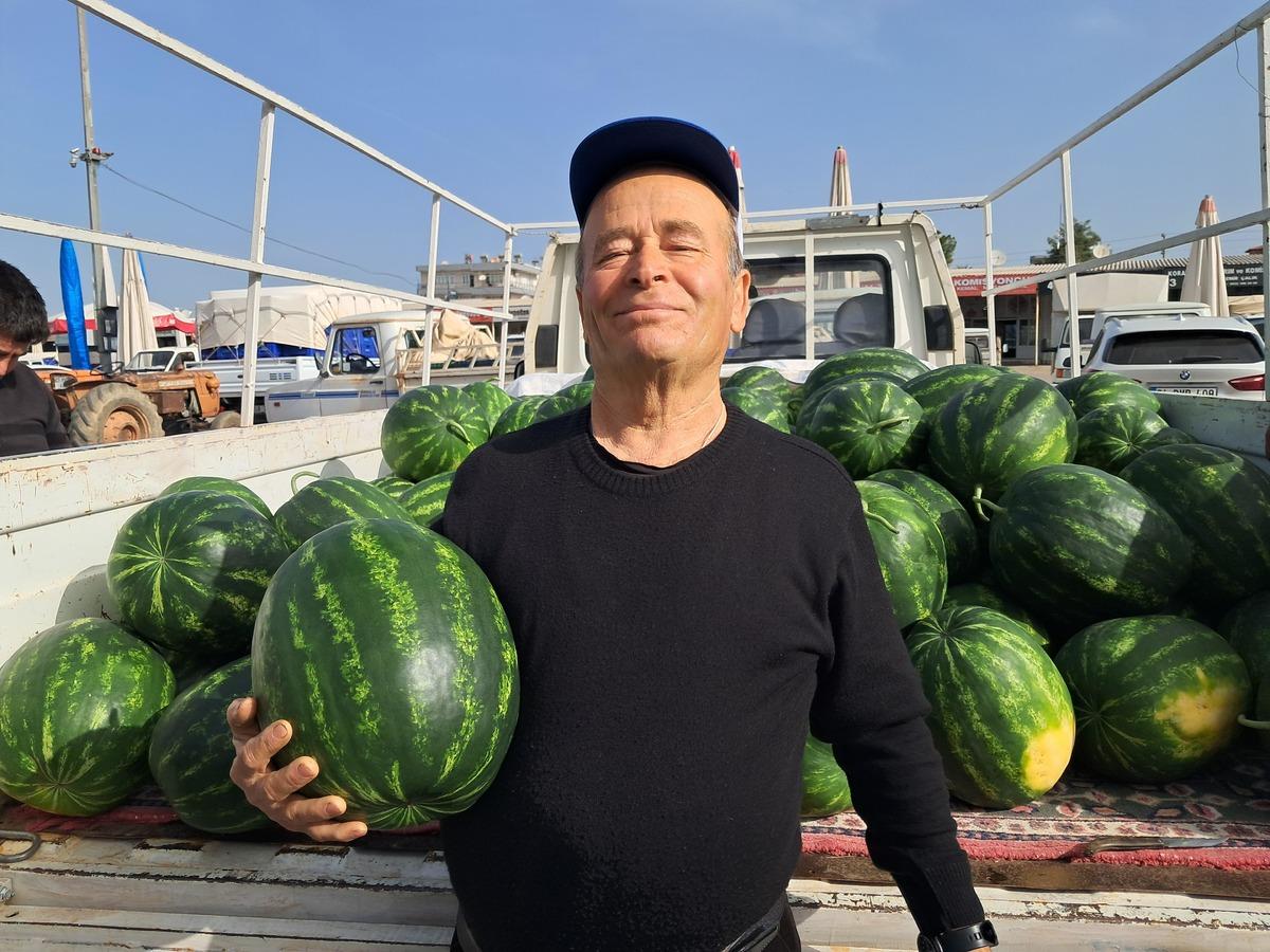 Sezonun erkenci ilk karpuzu: Kilosu bakın ne kadar 3