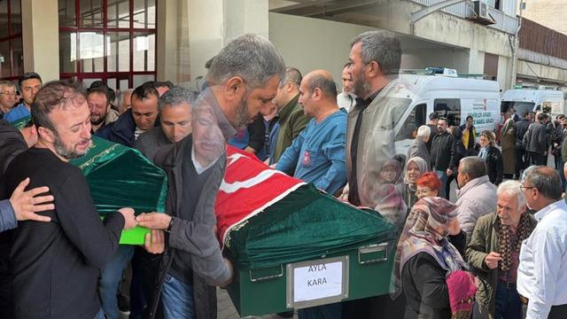Acı bekleyiş! Sıra sıra isimleri okunuyor... Okul saldırısında hayatlarını kaybedenlerin cenazeleri ailelere teslim edilmeye başlandı