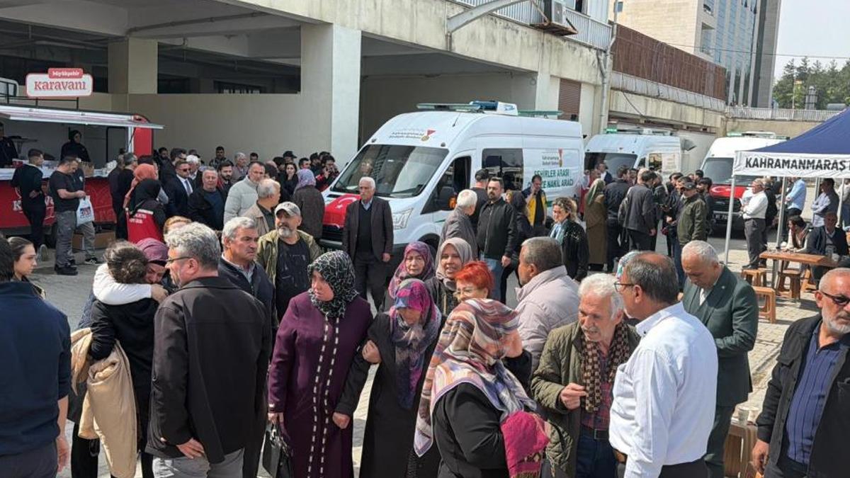 Acı bekleyiş! Sıra sıra isimleri okunuyor... Okul saldırısında hayatlarını kaybedenlerin cenazeleri ailelere teslim edilmeye başlandı 1