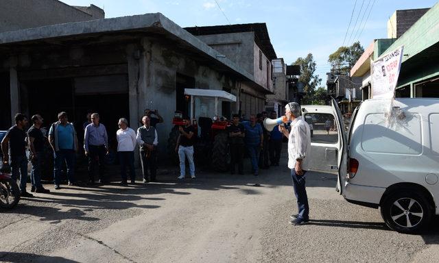 Alacaklı olduğu kişinin kimliğini pankart yaptırıp aracına astı