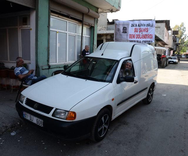 Alacaklı olduğu kişinin kimliğini pankart yaptırıp aracına astı