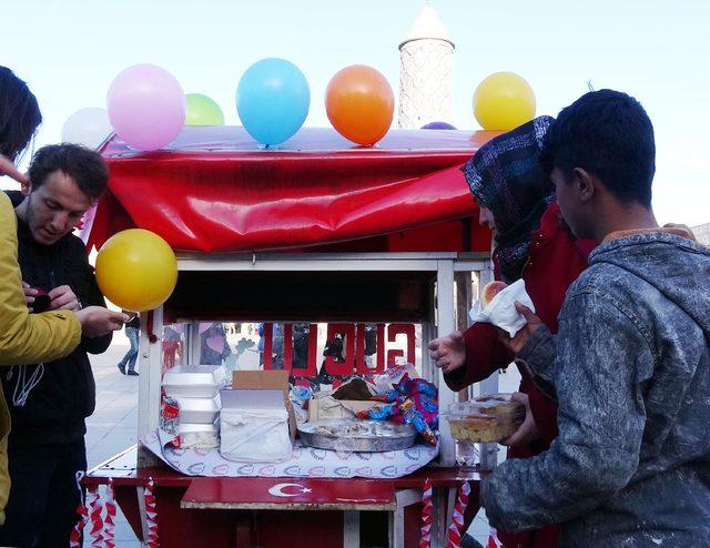 'İyilik Hareketi' üyesi üniversiteliler, sokakta yemek dağıttı
