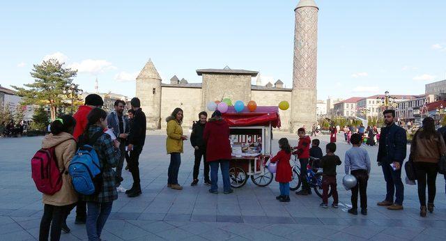 'İyilik Hareketi' üyesi üniversiteliler, sokakta yemek dağıttı