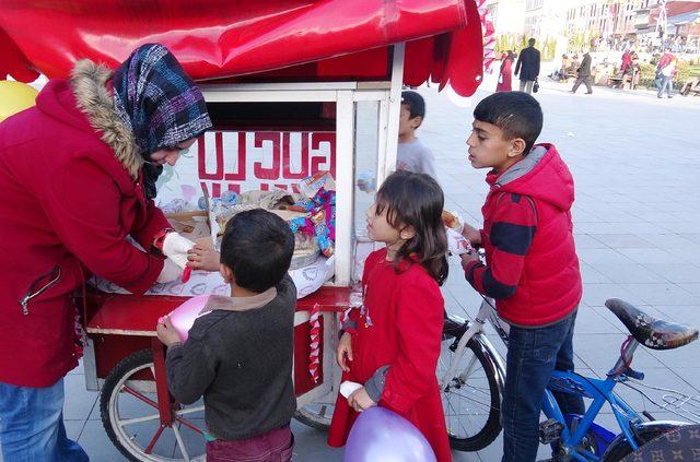 'İyilik Hareketi' üyesi üniversiteliler, sokakta yemek dağıttı