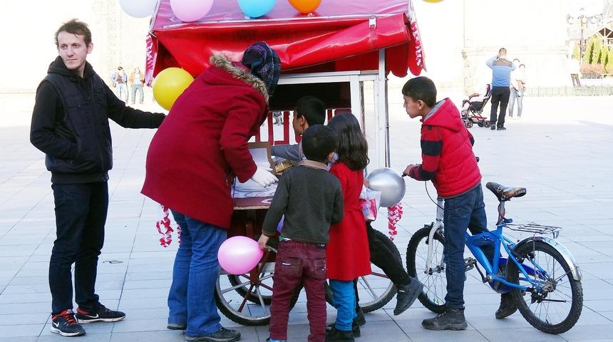 'İyilik Hareketi' &uuml;yesi &uuml;niversiteliler, sokakta yemek dağıttı