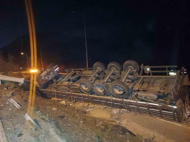 Bilecik&rsquo;te devrilen tırın s&uuml;r&uuml;c&uuml;s&uuml; yaralandı 3