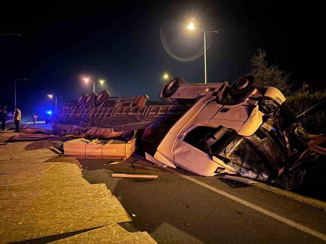 Bilecik&rsquo;te devrilen tırın s&uuml;r&uuml;c&uuml;s&uuml; yaralandı 2