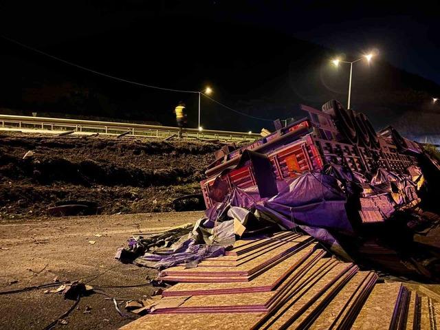 Bilecik&rsquo;te devrilen tırın s&uuml;r&uuml;c&uuml;s&uuml; yaralandı 1