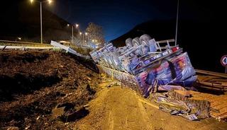 Bilecik&rsquo;te devrilen tırın s&uuml;r&uuml;c&uuml;s&uuml; yaralandı