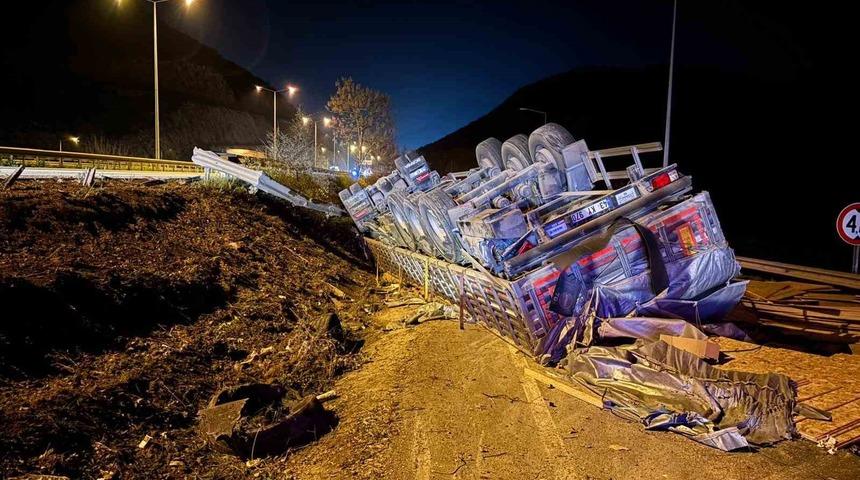 Bilecik&rsquo;te devrilen tırın s&uuml;r&uuml;c&uuml;s&uuml; yaralandı
