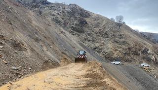 Sason&rsquo;da k&ouml;y yolunda heyelan