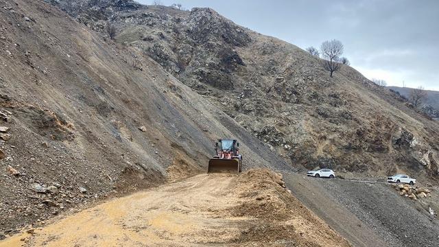 Sason’da köy yolunda heyelan