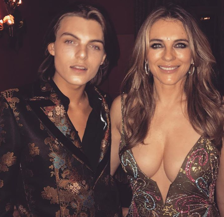 Bu fotoğraf oğlunu çıldırttı: Kapat şu göğüslerini G5