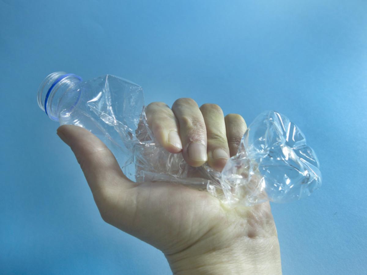 Pet şişeleri tekrar tekrar kullananlara &ccedil;&ouml;pe atın uyarısı! Nasıl &uuml;retiliyor? 3