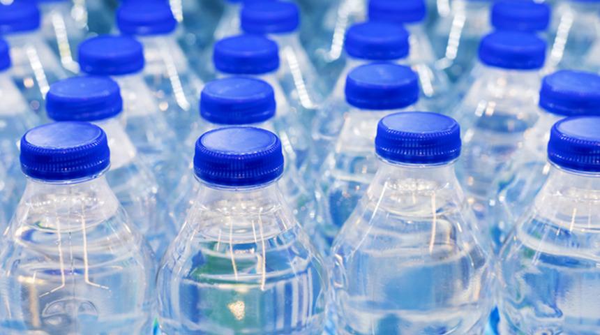 Pet şişeleri tekrar tekrar kullananlara &ccedil;&ouml;pe atın uyarısı! Nasıl &uuml;retiliyor?