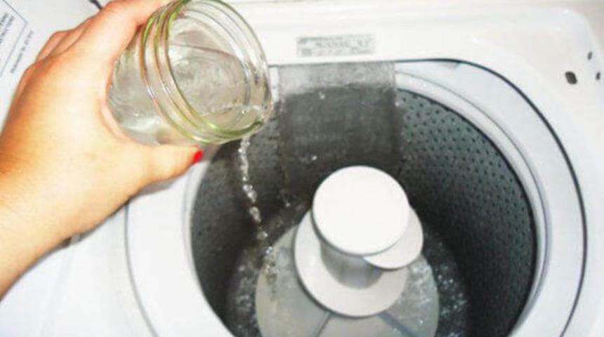 Çamaşır makinenize bir kapak sirke dökün ve...