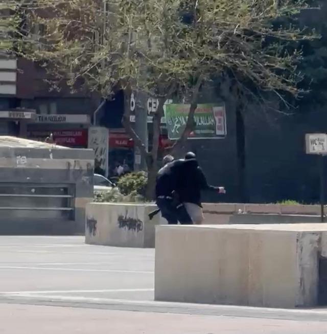 Diyarbakır daki meydanda silah sesleri! Polis &uuml;zerine atladı 2