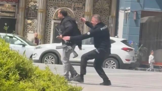 Diyarbakır'daki meydanda silah sesleri! Polis &uuml;zerine atladı