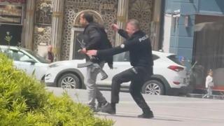 Diyarbakır'daki meydanda silah sesleri! Polis üzerine atladı