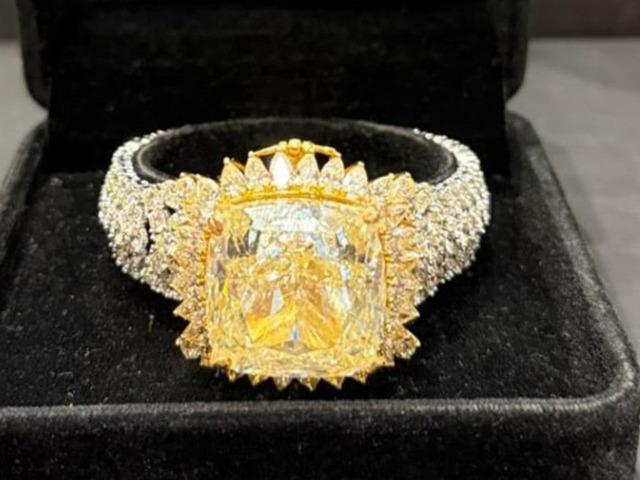 Kapalı&ccedil;arşı&rsquo;da 80 karat değerli taşları satmaya &ccedil;alışırken yakalandılar!