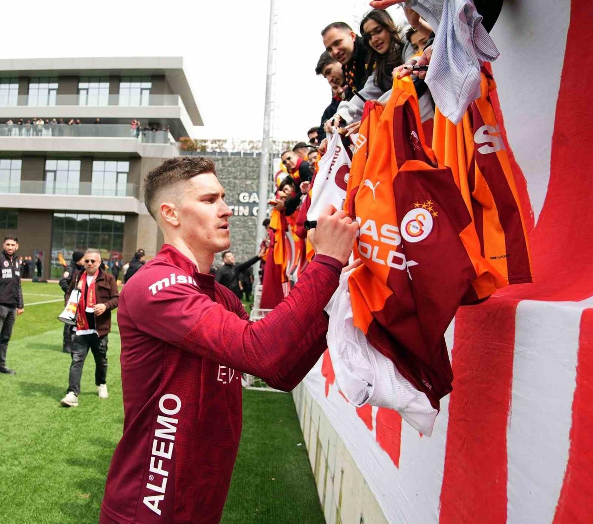 Galatasaray&rsquo;dan taraftarlara a&ccedil;ık antrenman 4