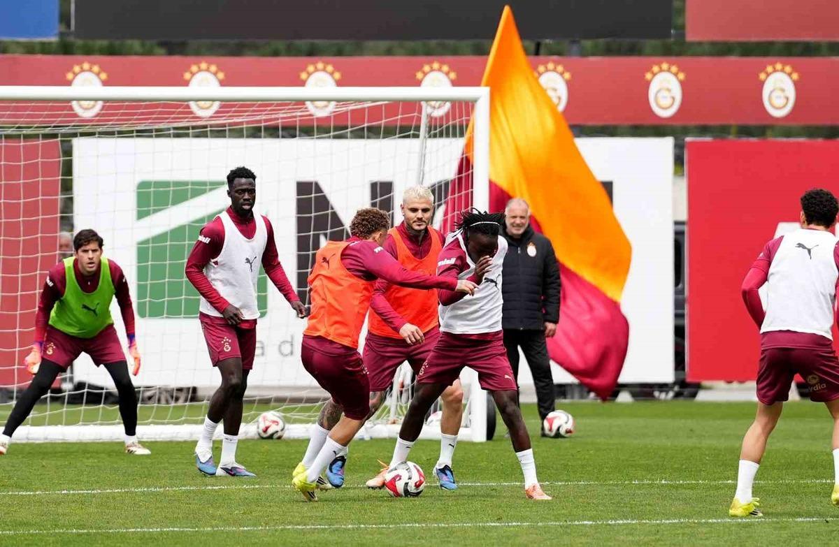 Galatasaray&rsquo;dan taraftarlara a&ccedil;ık antrenman 1