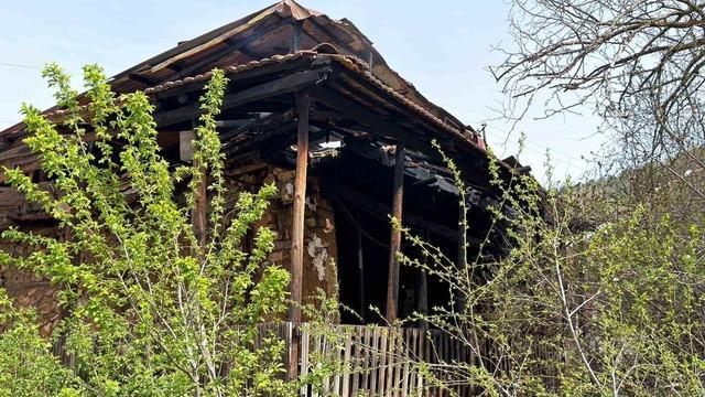 Burdur&rsquo;da boş ahşap evde yangın 2
